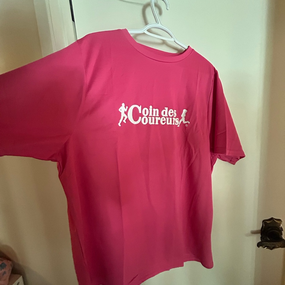 The Running Room (French) - Pink and White Short Sleeve Workout Tee